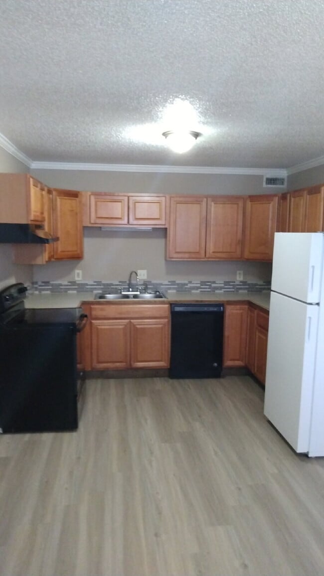 Building Photo - Beautiful and spacious 2BR/1BA downstairs unit at The Chateau Royale Apartments. This unit is ren...