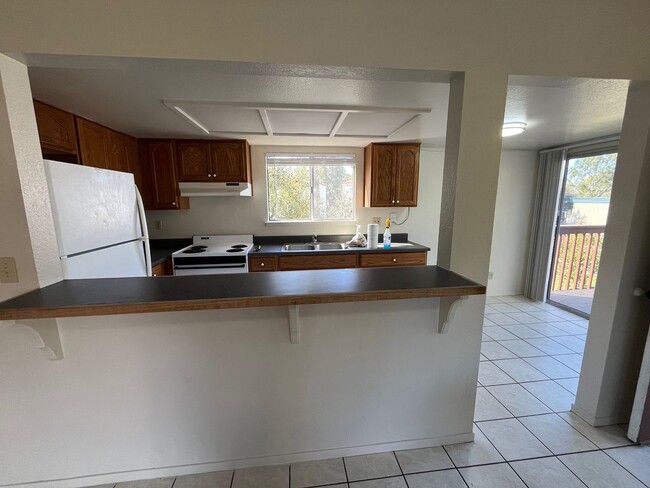 Building Photo - High, 730A-D