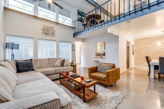 Vista de la sala de estar hacia la cocina. - 9711 Smokefeather Ln