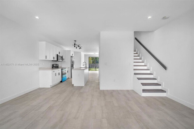 Foto del edificio - Northwest 7th Court, Hallandale Beach, FL 33009 - 3 BR 2.5 BA townhouse