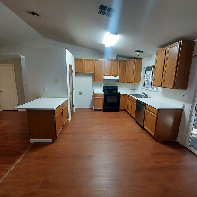 Building Photo - Beautiful Location! Spacious 3 bedroom, 2 ...