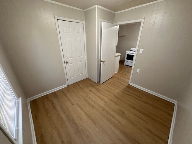 Building Photo - $750- 2 bed 1 bath - Cute and small single...