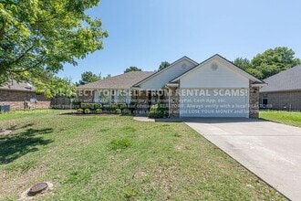 Building Photo - 1674 N Hazeltine Dr