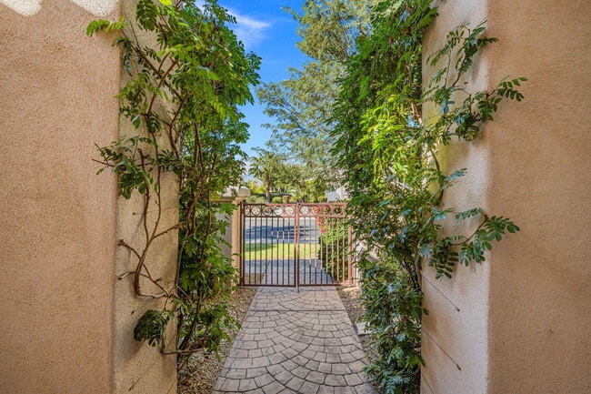 Building Photo - 35114 Rosemont Dr