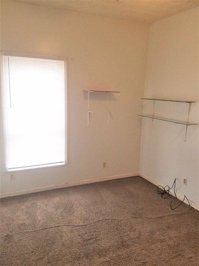 Building Photo - Spacious 3 bedroom home on Indy's west side!