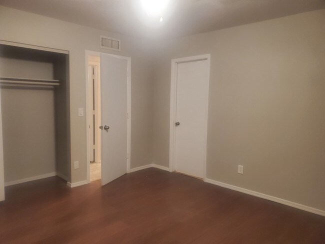 Building Photo - 2140 W Vista Ave #4