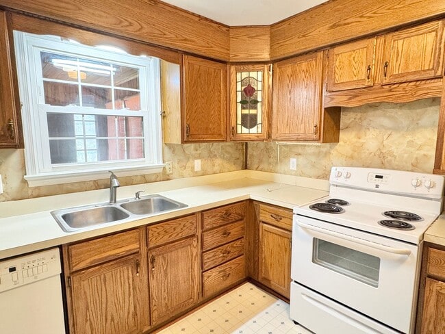 Building Photo - LARGE HOUSE CLOSE TO DAHLGREN!