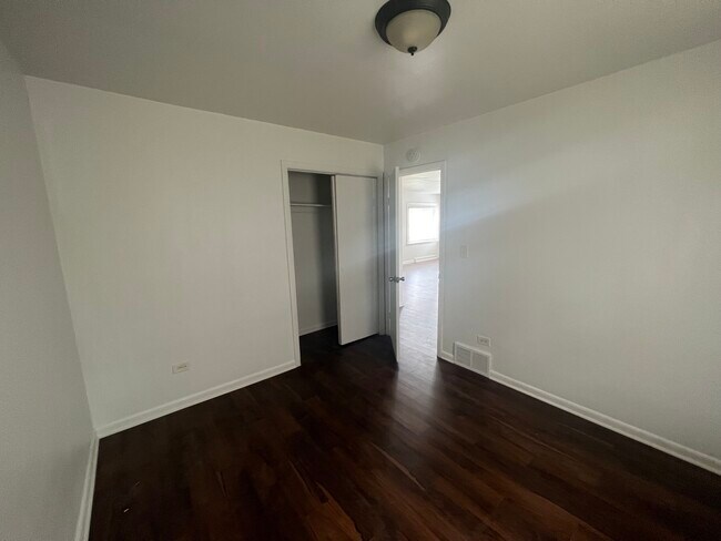 Building Photo - 1806 Joanna Ave