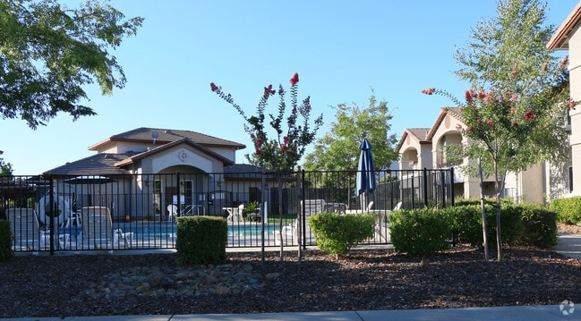 Building Photo - KNOLLS AT GREEN VALLEY