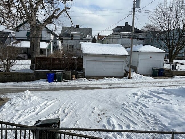 Building Photo - 2 Bedroom, 2 Bath Home w/Full Basement in Dayton