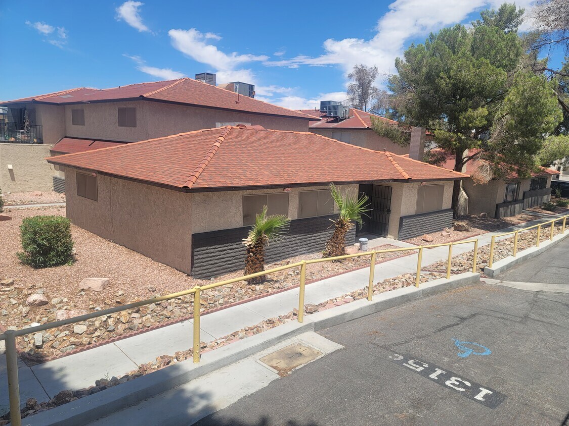 Foto principal - 5282 S Maryland Pkwy