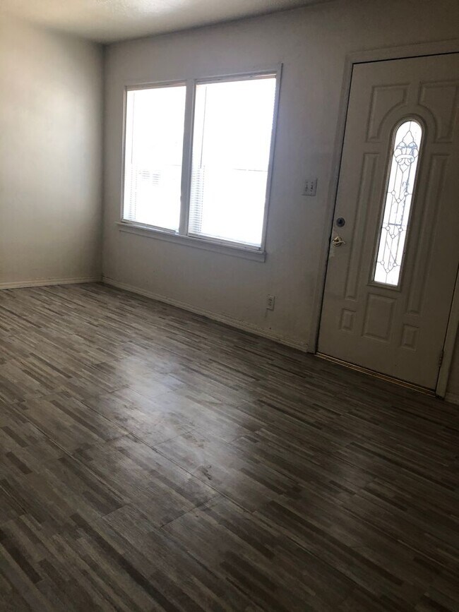 Foto del edificio - 2 Bedroom, 1 Bath Home for Rent on a HUGE ...