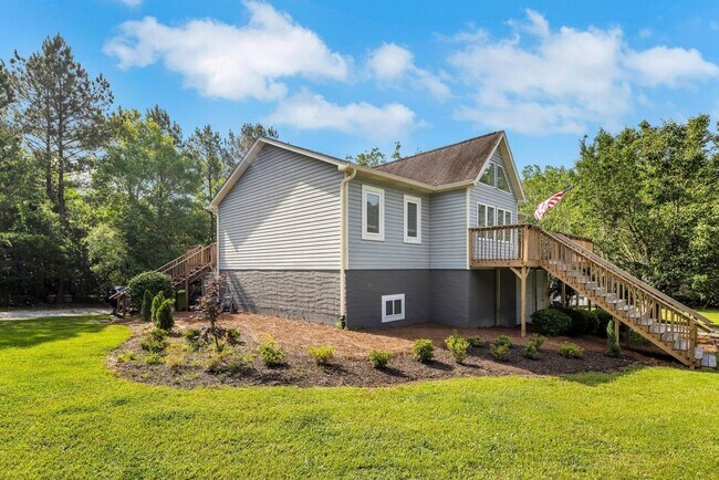 Building Photo - Spacious 5BR House on 2 acres in Chapin!