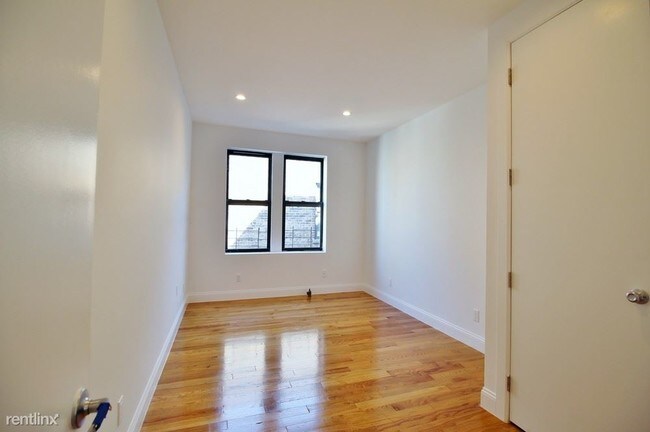Building Photo - 570 W 204th St