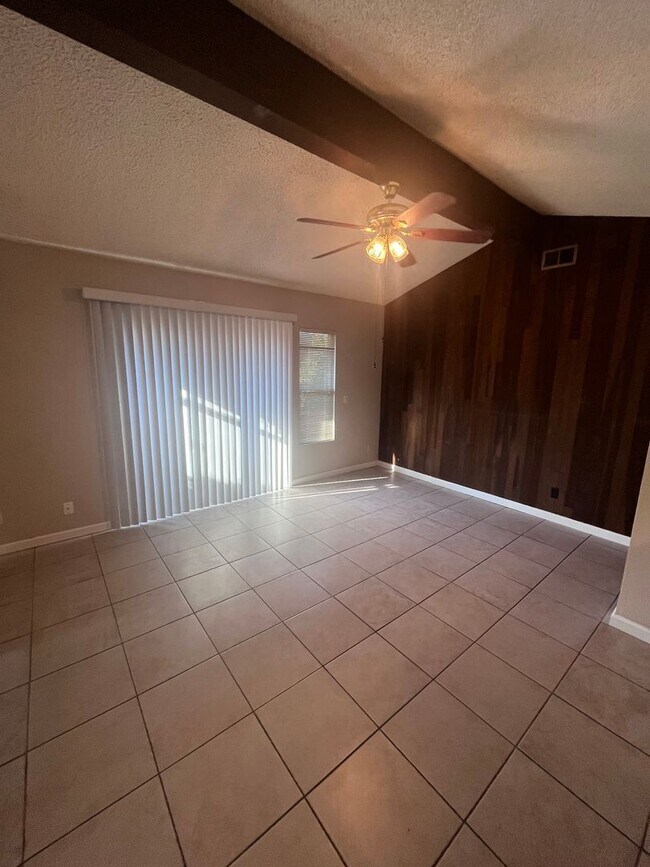 Foto del edificio - 5749-5751 Shadow Creek Drive