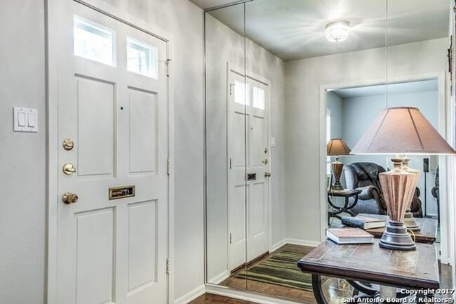 Building Photo - 2-BEDROOM ALAMO HEIGHTS DUPLEX