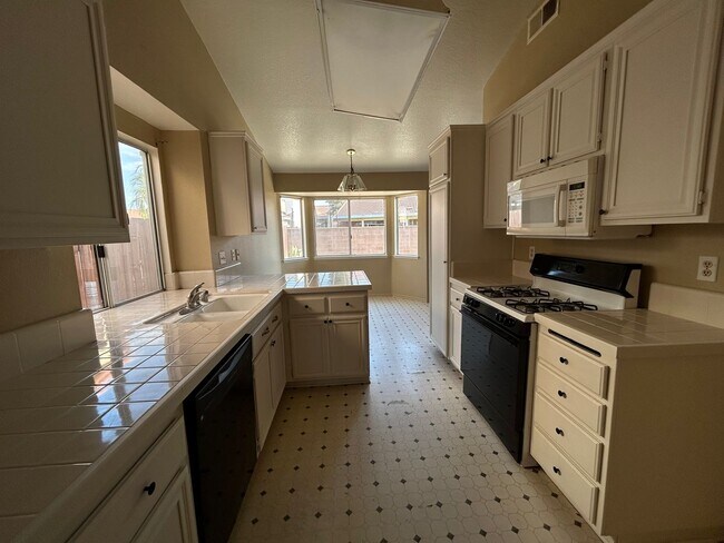 Foto del edificio - Spacious single story 3 bedroom home seeking new family!