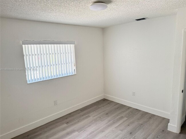 Foto del edificio - 426 NE 166th St