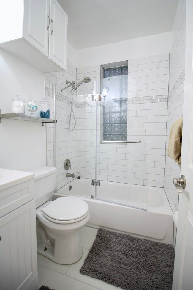 Foto del edificio - 1423 E Street NE, Unit 2nd Fl Front Bedroom