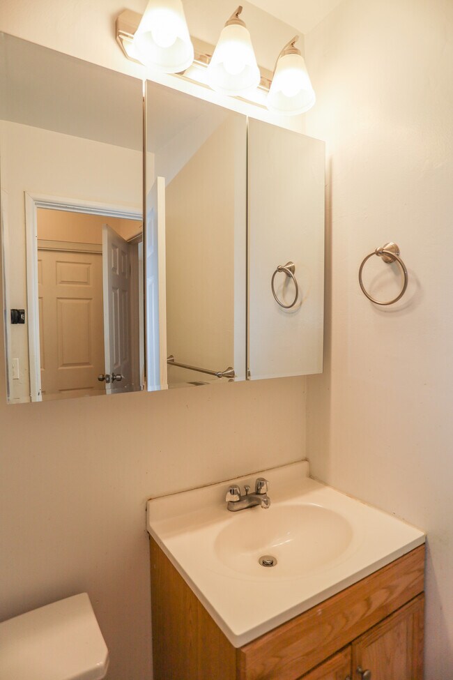 Building Photo - 1068 W Catalpa Ave