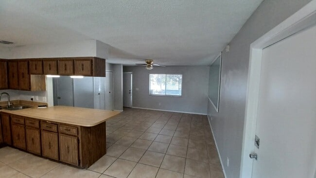 Building Photo - 2 Bedroom, 1.5 Bath in Orlando - Priced to...