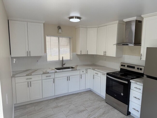 Building Photo - 3-Bedroom Rodeo Home with Brand New Kitchen!
