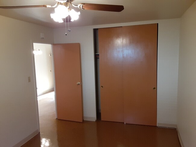 Dormitorio (10x14) (1er armario) - 6945 Stanley Ave