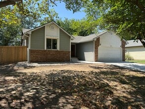 Building Photo - 2101 N Parkridge Ct