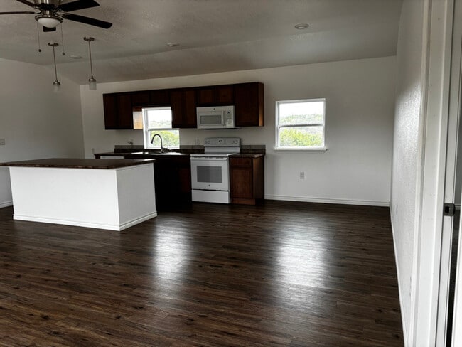 Foto del edificio - 240 Country Club Rd