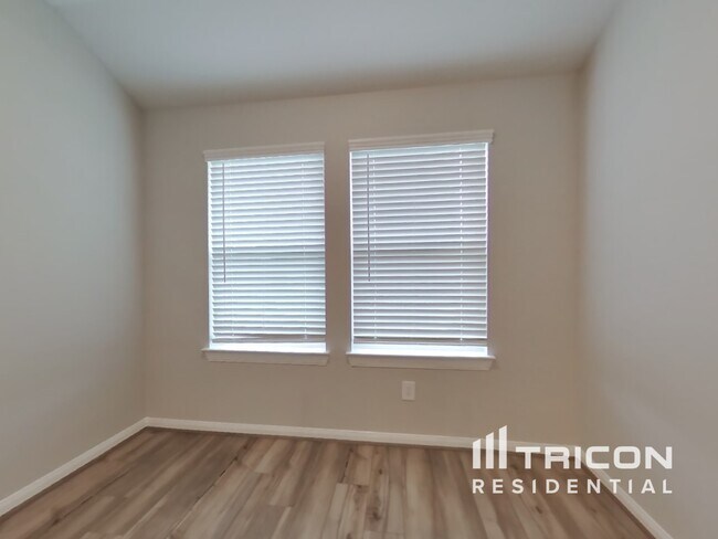 Building Photo - 2311 E WInding Pines