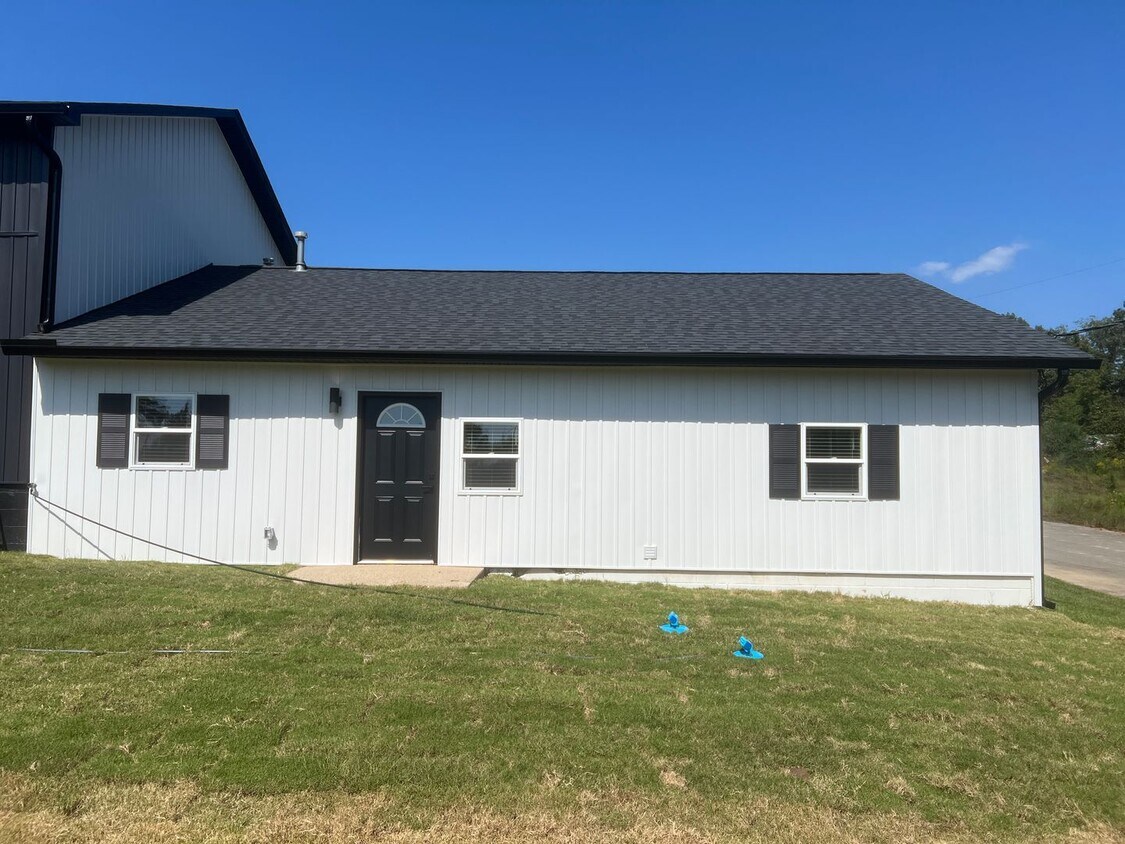 Foto principal - 2162 Airport Rd