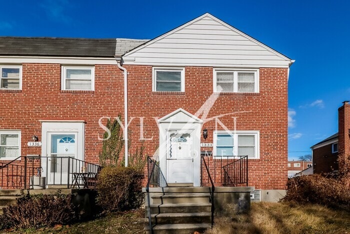 Primary Photo - Prepare to fall in love with this 3 bedroo...