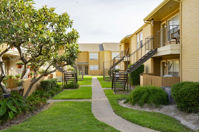 Building Photo - Spring Pine Apartments