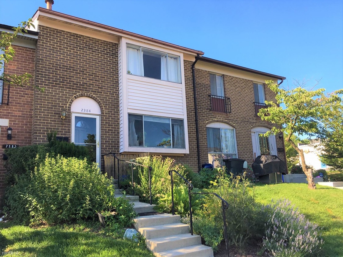 Primary Photo - 3 br, 2.5 bath Townhome - 2384 Sun Valley Cir