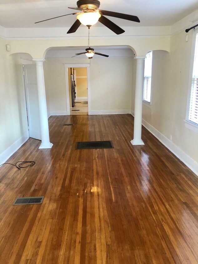 Foto principal - Spacious 2BD with Sun Room and Large Backyard