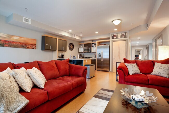 Spacious living room - 2900 Wyandot St
