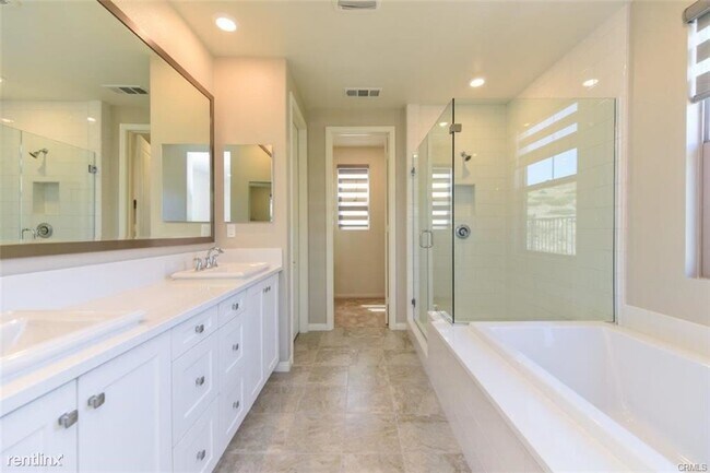 Building Photo - 4 br, 3.5 bath House - 7 Ocaso St