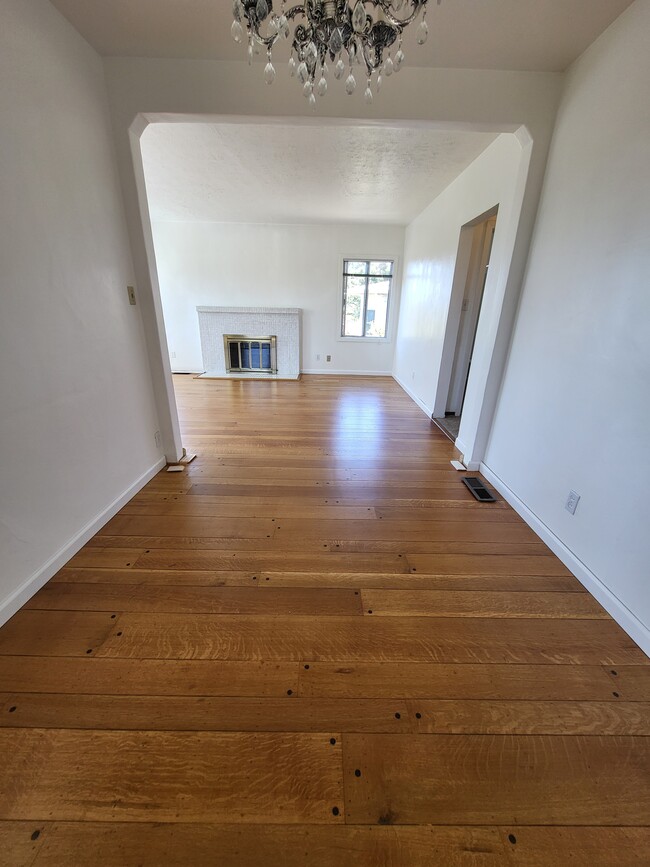 Building Photo - 906 Balra Dr