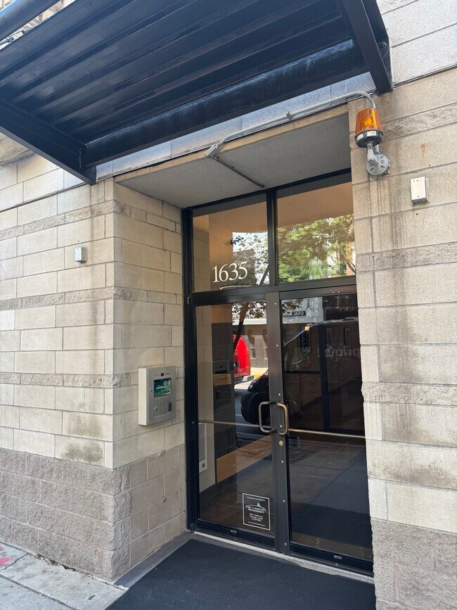 Foto del edificio - 1635 W Belmont Ave