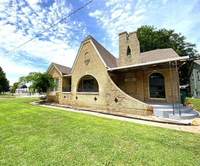 Building Photo - Spacious 2 Bed 1 Bath NW OKC
