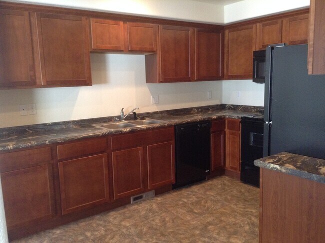 Building Photo - 3 BEDROOM, 2.5 BATHROOM, SADDLE RIDGE TWIN...
