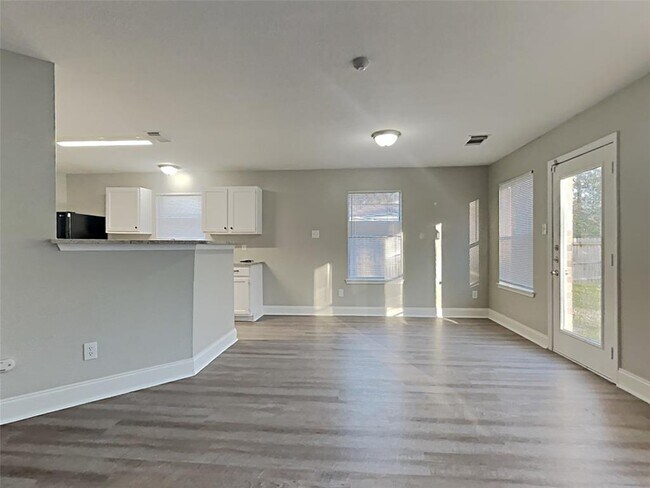 Building Photo - 3934 Vauxhall Dr S