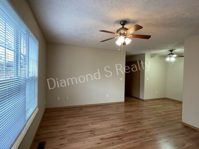 Building Photo - 2311 N Rogers Ave