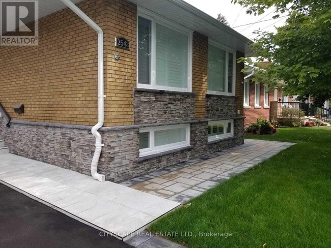Building Photo - 2543 Rugby Rd