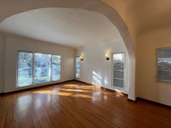 Living room - 434 S Maple Dr