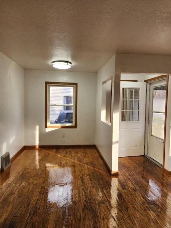 Building Photo - 3 Bed, 1 Bath Gem for Rent at 2018 Oakland...