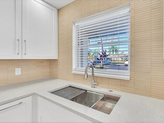 Foto del edificio - 890 High Point Blvd N