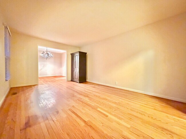 Foto del edificio - Charming Ranch with Fireplace, Two Living Areas & Large Lot – Minutes to Downtown