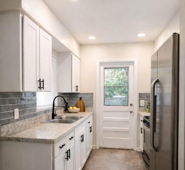 Building Photo - 7029 Glenview Dr