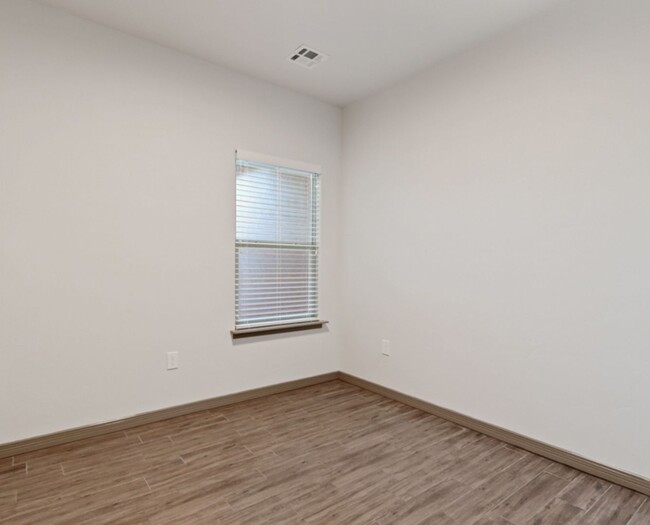 Foto del edificio - Brand NEW townhome, offering $400.00 off t...